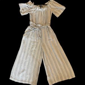 Nice up to date jumpsuit. Size Small. Looks great for any occasion